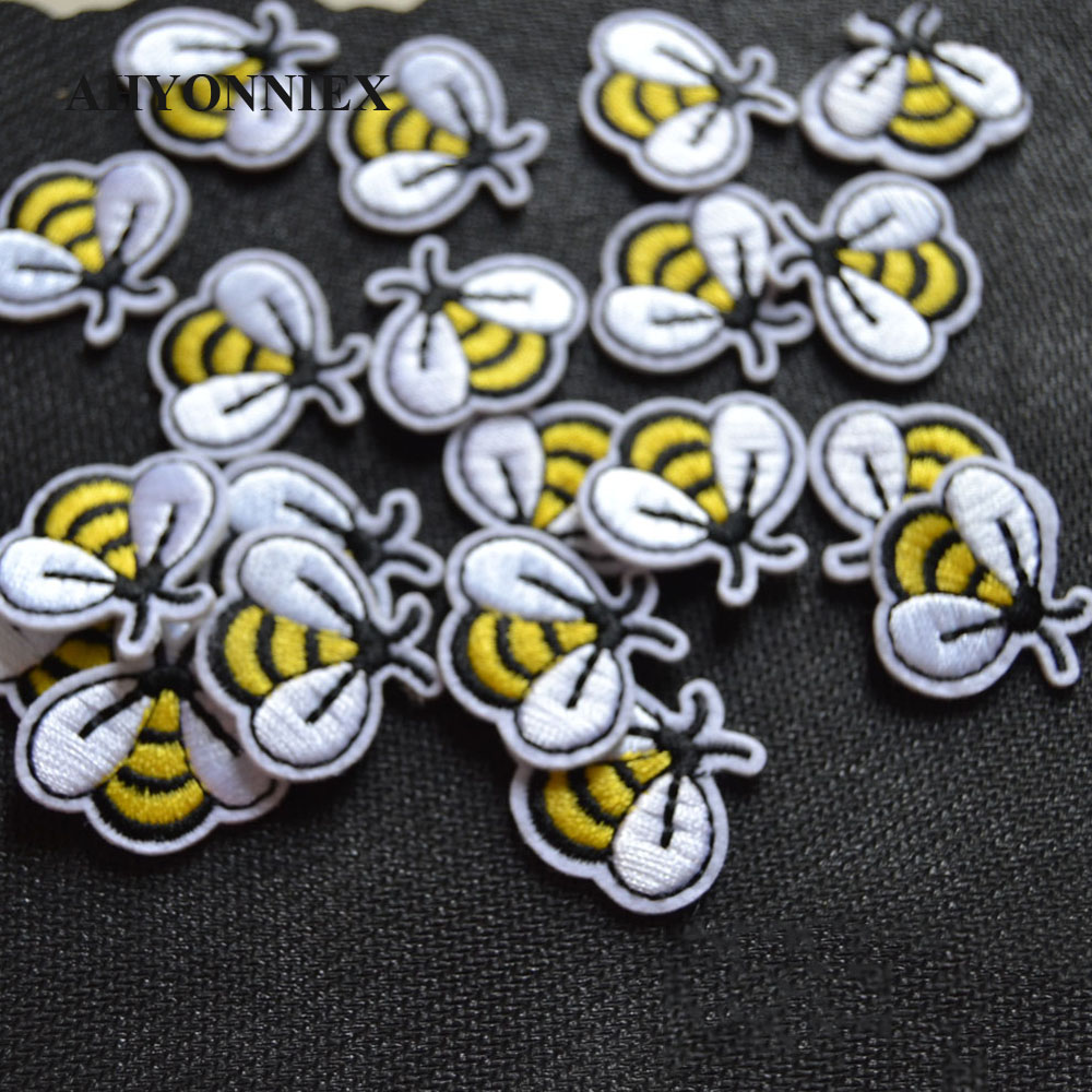 10pcs/lot Small Yellow Bee Pat - Embroidery Letter M 评论和价格