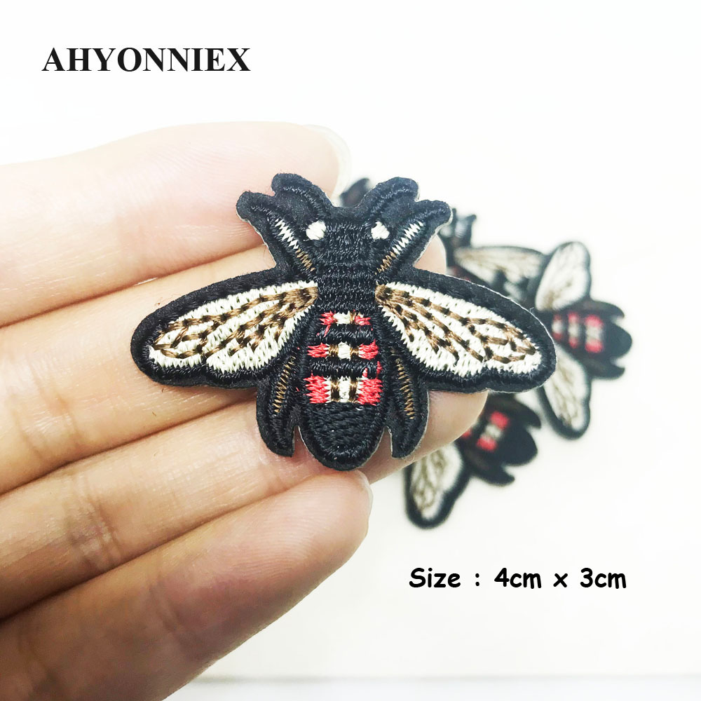 10pcs/lot Small Yellow Bee Pat - Embroidery Letter M 评论和价格