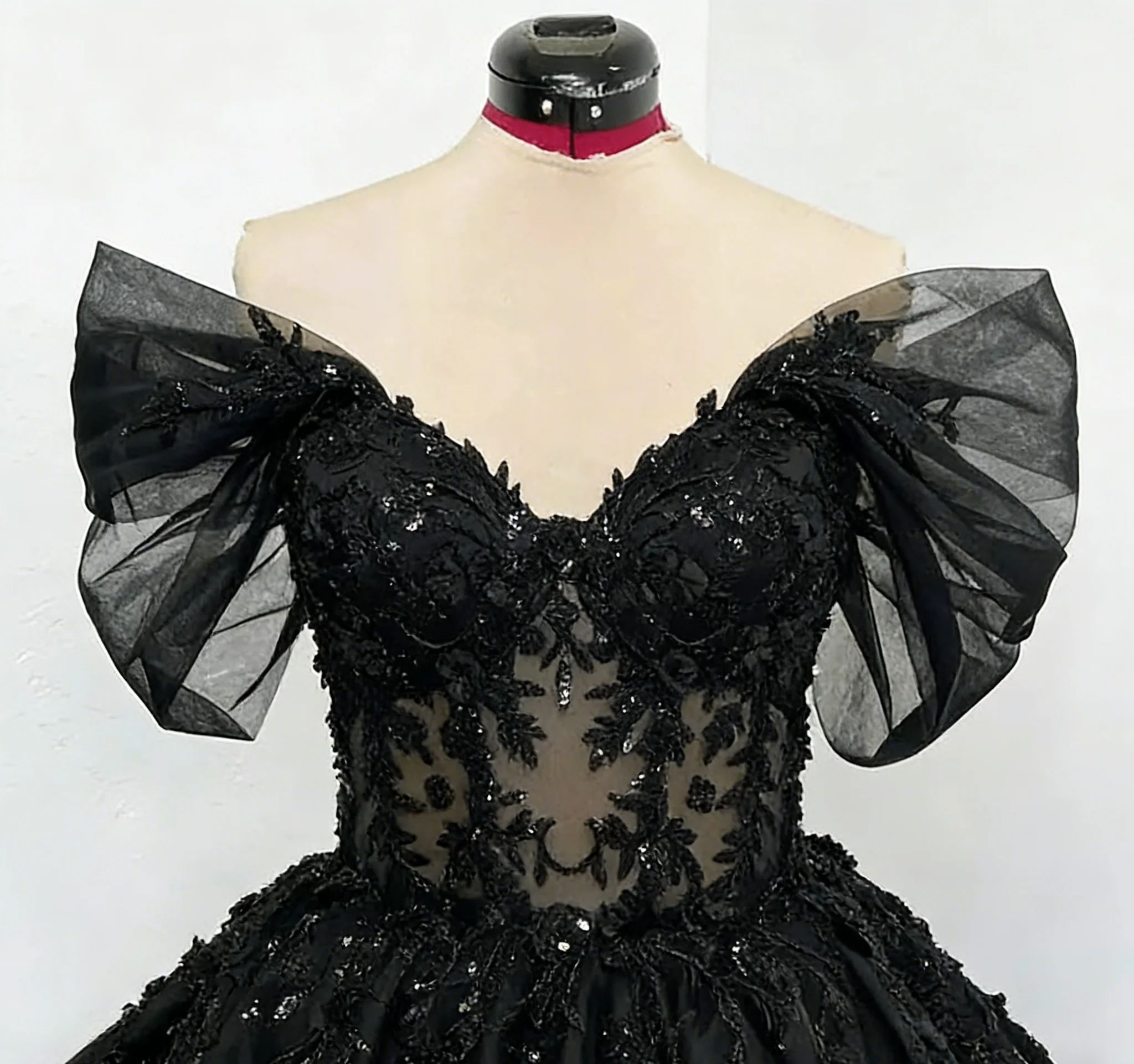 Customized Off Shoulder Black  - Embroidery Glass Beads 评论和价格